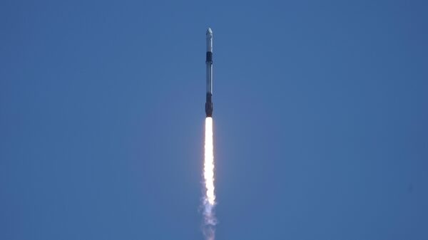 Старт ракеты Falcon 9 с кораблем Crew Dragon