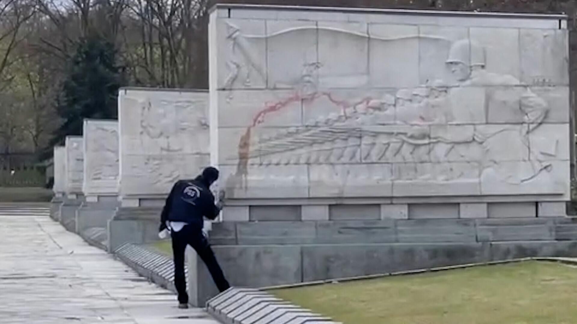 Устранение последствий актов вандализма в мемориале в Трептов-парке - РИА Новости, 1920, 08.04.2022