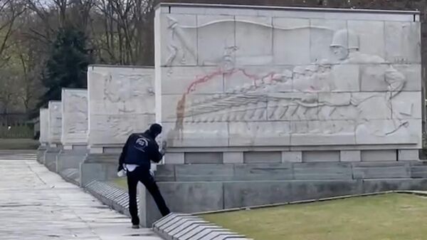 Устранение последствий актов вандализма в мемориале в Трептов-парке