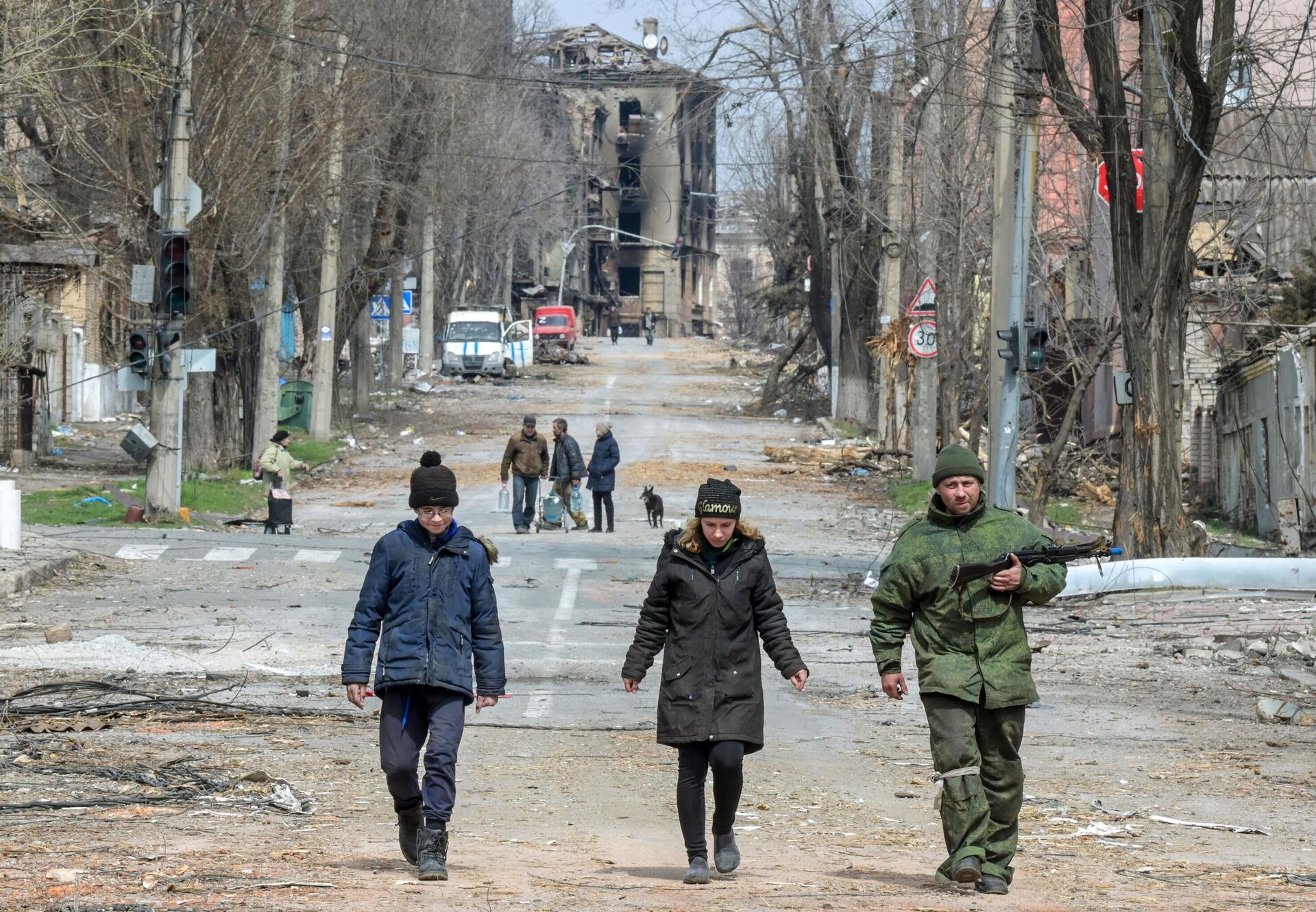 Жители Мариуполя идут по улице города - РИА Новости, 1920, 12.04.2022