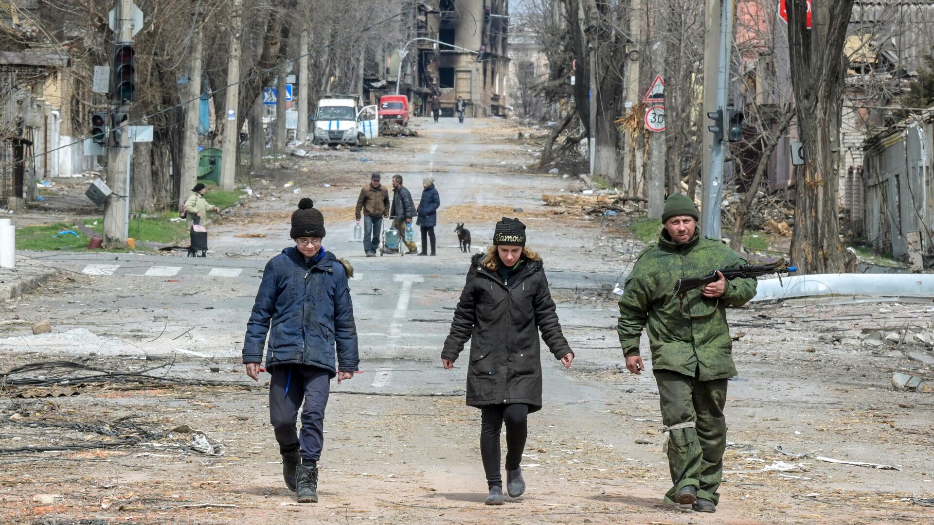 Жители Мариуполя идут по улице города - РИА Новости, 1920, 08.04.2022