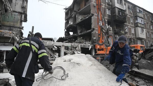 Сотрудники МЧС ДНР разбирают завалы у разрушенных домов в Мариуполе