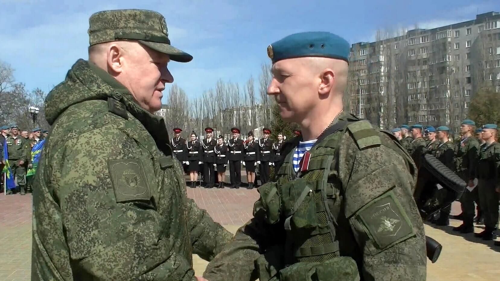 Командующий Воздушно-десантными войсками генерал-полковник Андрей Сердюков вручает орден Мужества военнослужащему ВДВ, проявившему мужество и героизм в ходе специальной военной операции на Украине - РИА Новости, 1920, 29.04.2022