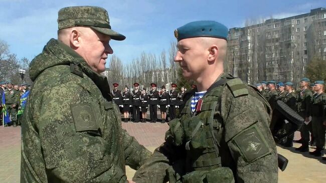 Командующий Воздушно-десантными войсками генерал-полковник Андрей Сердюков вручает орден Мужества военнослужащему ВДВ, проявившему мужество и героизм в ходе специальной военной операции на Украине