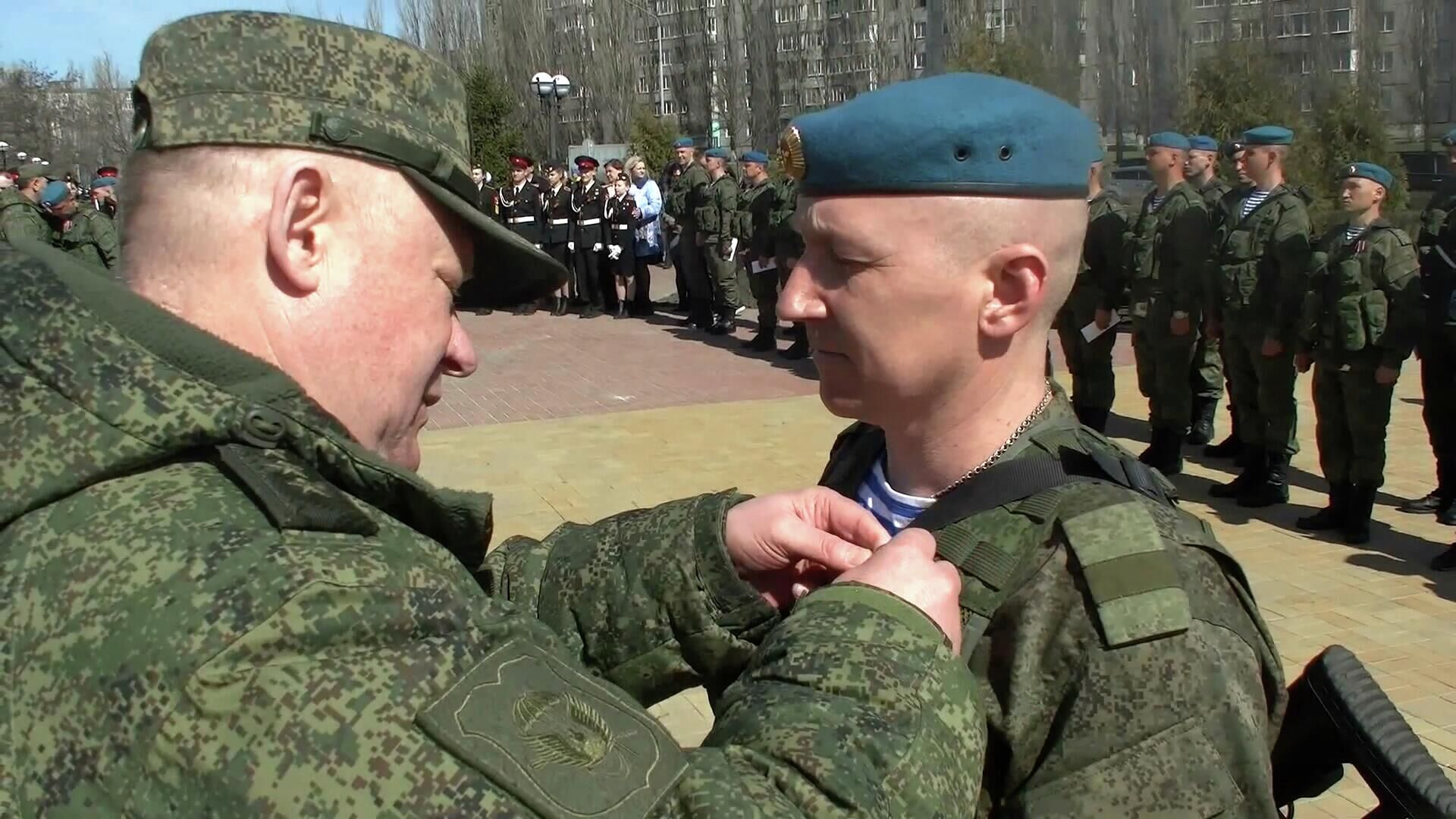 Награждение орденами Мужества военнослужащих ВДВ. Видео Минобороны России - РИА Новости, 1920, 09.04.2022