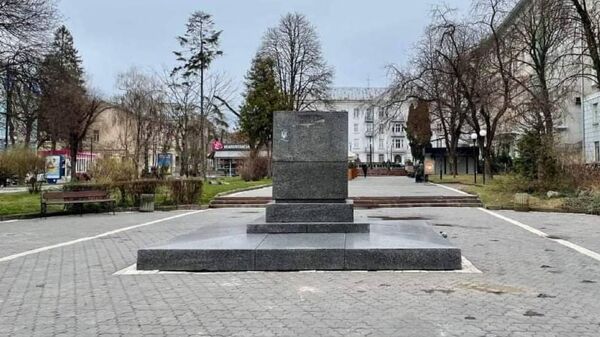 Постамент, на котором располагался памятник Александру Пушкину в Тернополе