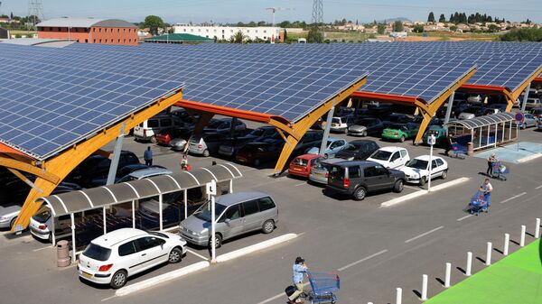 Фотоэлектрическая установка на крыше парковки торгового центра во Франции