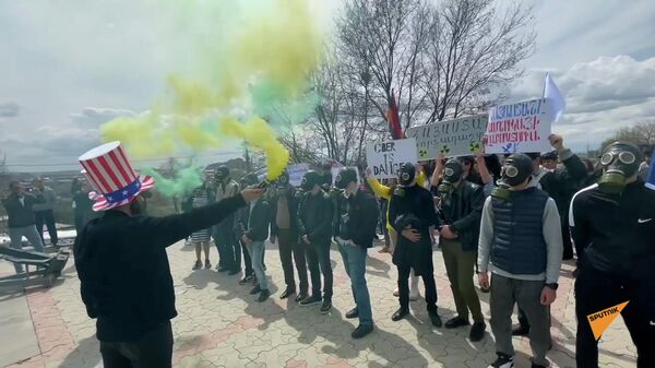 Нет биологическому оружию: флешмоб у здания посольства США в Ереване