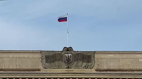Российский флаг над зданием администрации Херсона