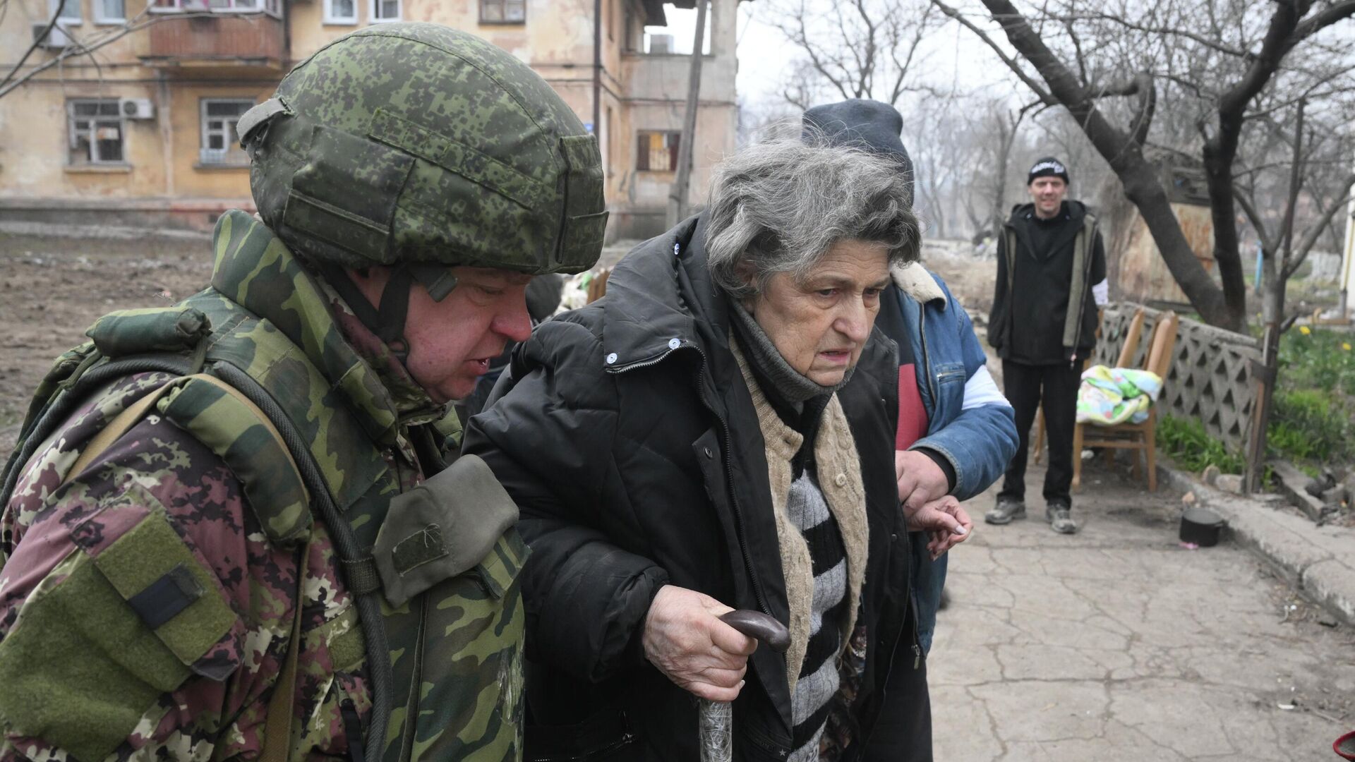 Военнослужащие ДНР помогают эвакуироваться жителям Левобережного района Мариуполя - РИА Новости, 1920, 09.04.2022