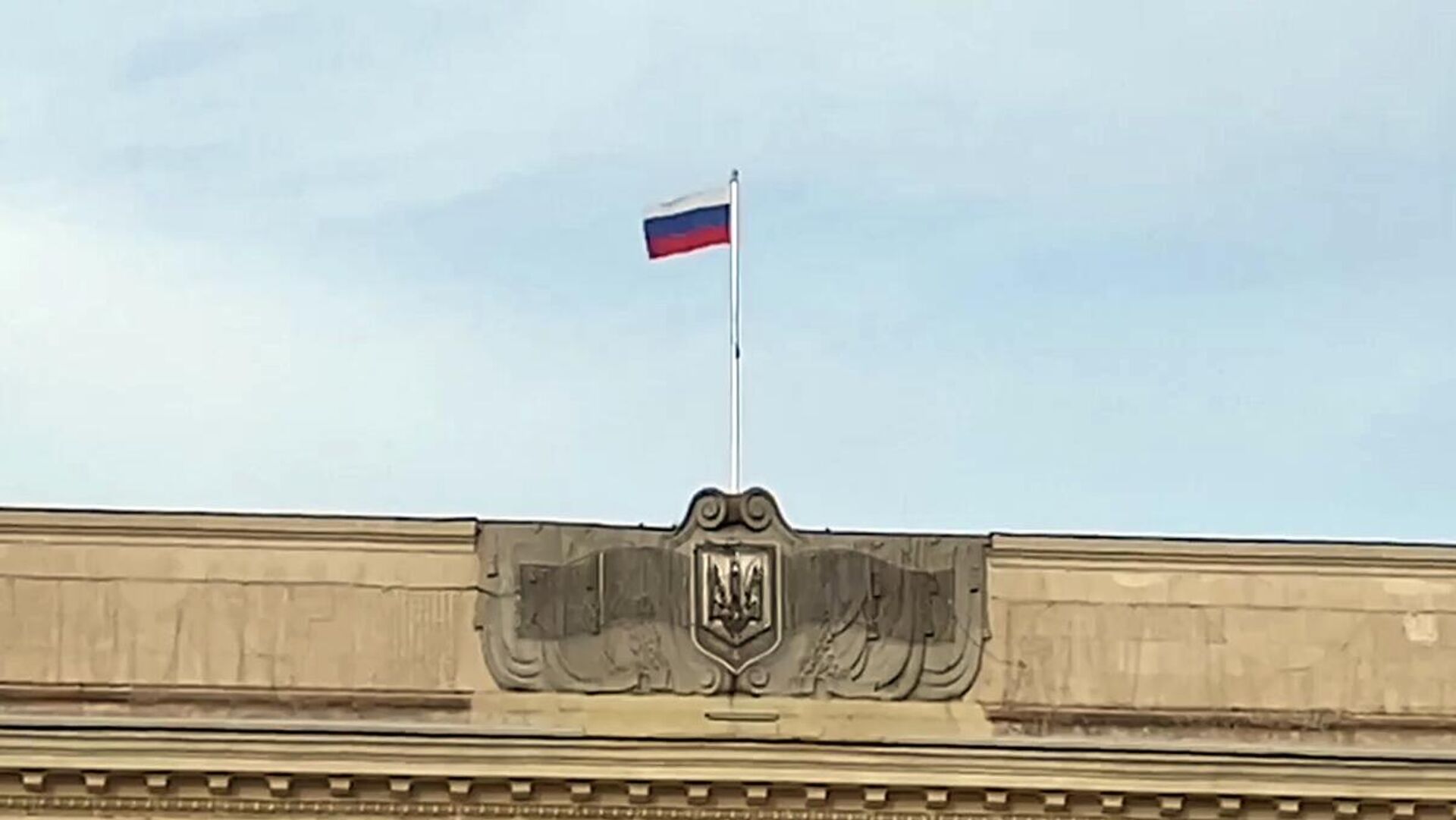 Российский флаг над зданием городской администрации Херсона - РИА Новости, 1920, 11.05.2022