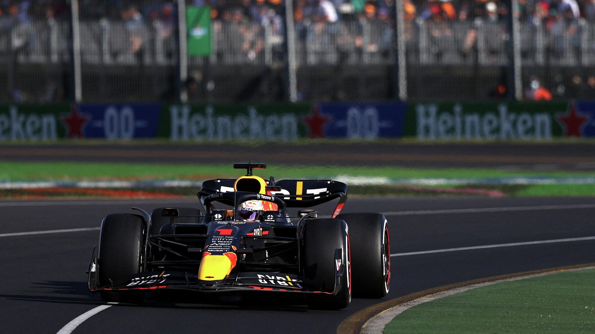 Чемпион "Ф-1" Ферстаппен выбыл с Гран-при Австралии на 39 круге из-за задымления болида