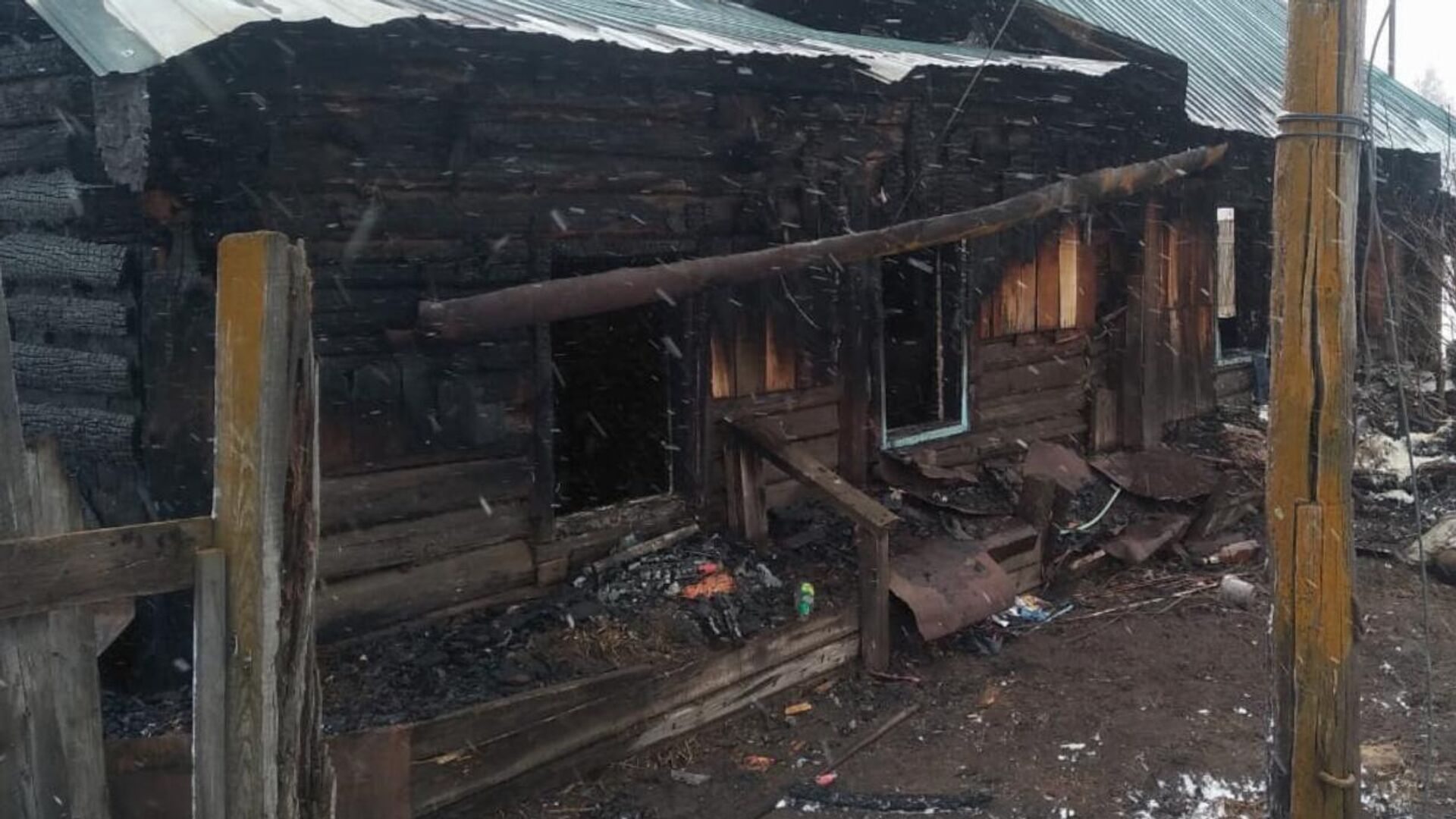На месте пожара в жилом доме в городе Балей, Забайкальский край - РИА Новости, 1920, 10.04.2022