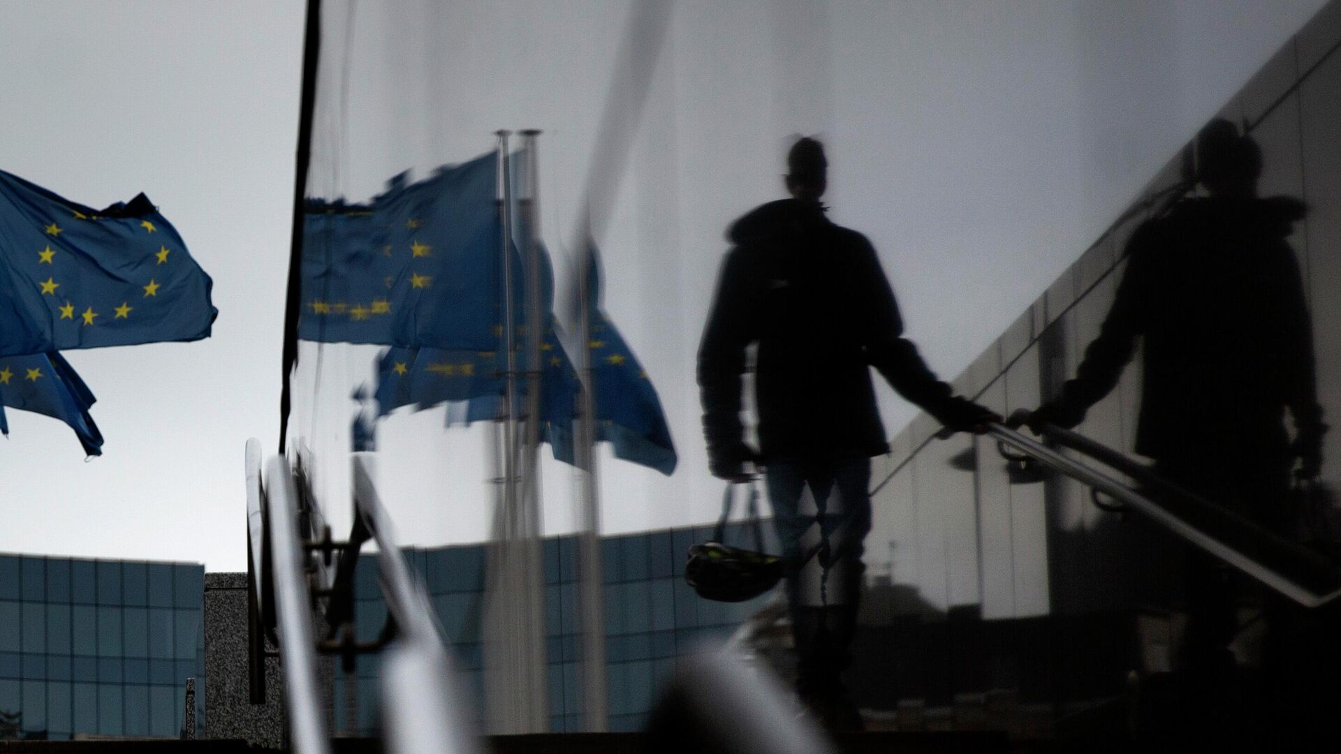 Флаги Евросоюза возле штаб-квартиры ЕС в Брюсселе - РИА Новости, 1920, 23.09.2022