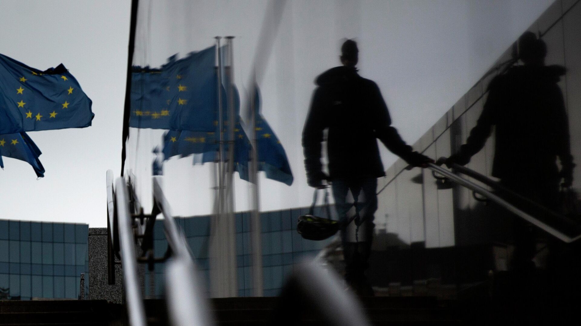 Флаги Евросоюза возле штаб-квартиры ЕС в Брюсселе - РИА Новости, 1920, 11.04.2022