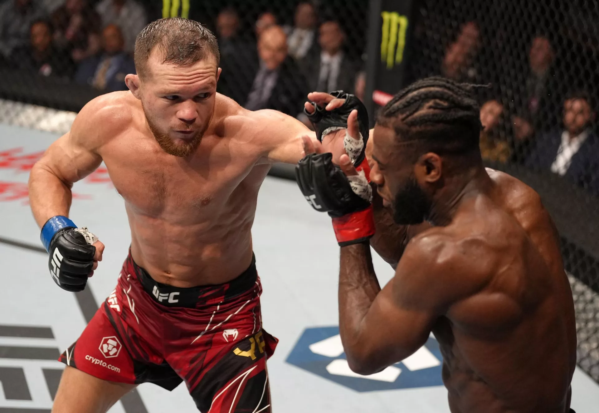 Петр Ян и Алджамейн Стерлинг во время поединка на турнире UFC 273. - РИА Новости, 1920, 10.04.2022