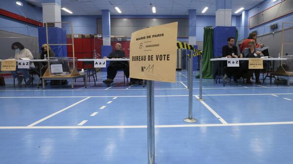 Вид на избирательный участок во время первого тура президентских выборов во Франции в Париже