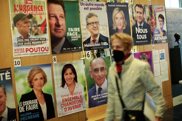 Плакаты кандидатов в президенты Франции на избирательном участке во Французском лицее в Нью-Йорке