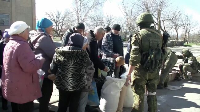 Выдача гуманитарной помощи в Херсонской области