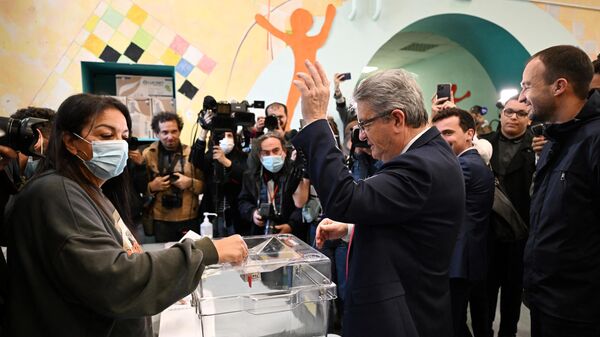 Жан-Люк Меланшон голосует в первом туре президентских выборов во Франции на избирательном участке в Марселе