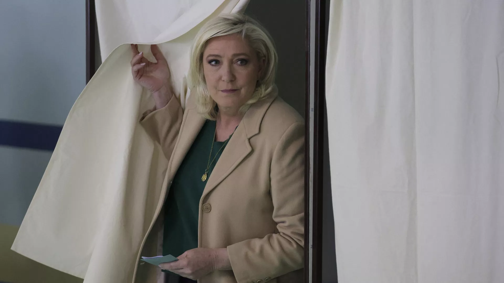 Η Marine Le Pen ψηφίζει στον πρώτο γύρο των προεδρικών εκλογών στη Γαλλία στο εκλογικό τμήμα στο Henin-Beaumont - RIA Novosti, 1920, 04/12/2022