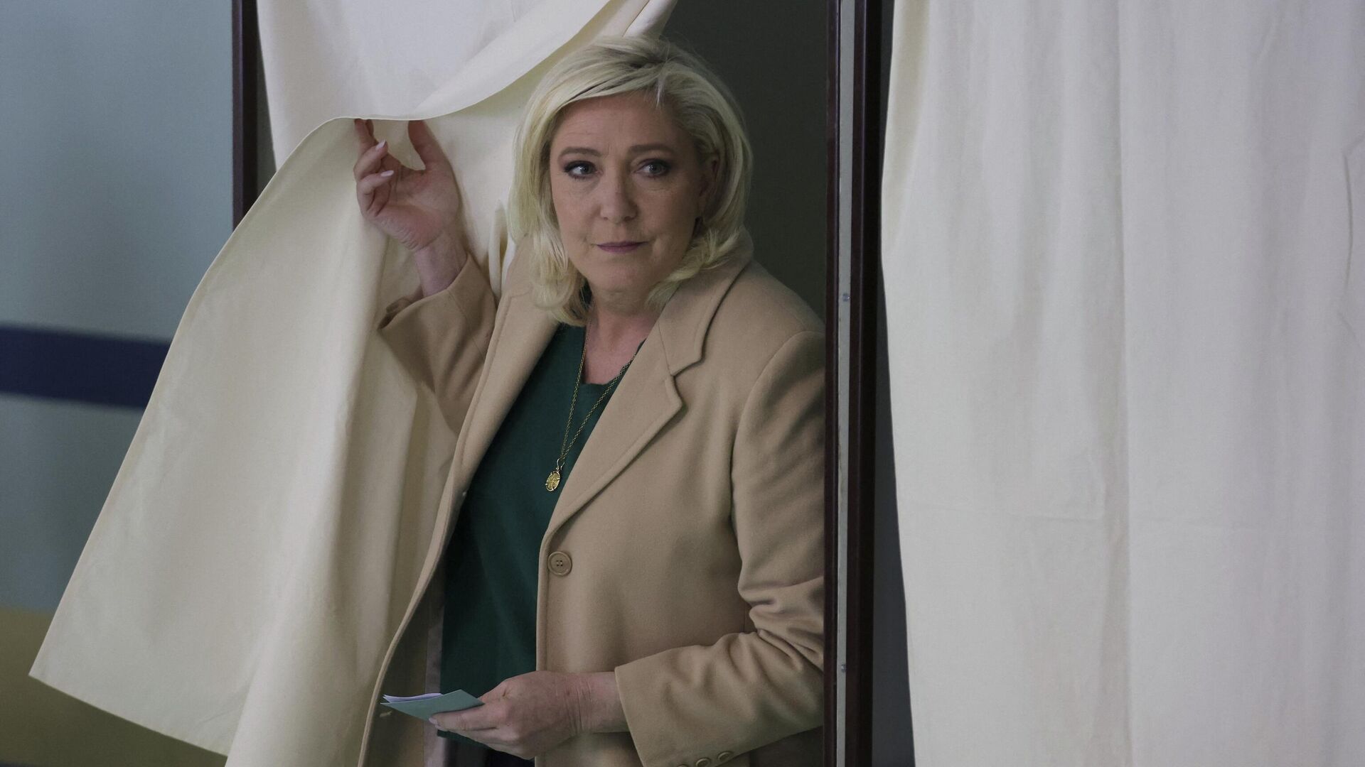 Марин Ле Пен голосует в первом туре президентских выборов во Франции на избирательном участке в Энен-Бомон - РИА Новости, 1920, 14.04.2022