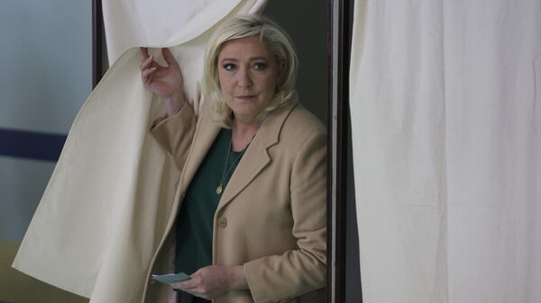 Марин Ле Пен голосует в первом туре президентских выборов во Франции на избирательном участке в Энен-Бомон
