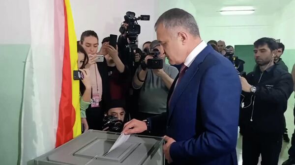 Анатолий Бибилов проголосовал на выборах президента в Южной Осетии
