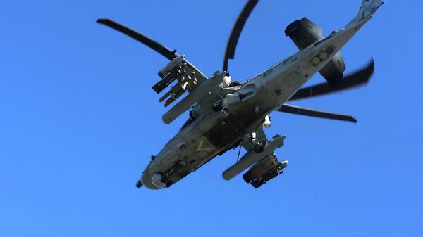 Ударный вертолет Ка-52 ВКС России отправляется на боевое задание для уничтожения позиций ВСУ.