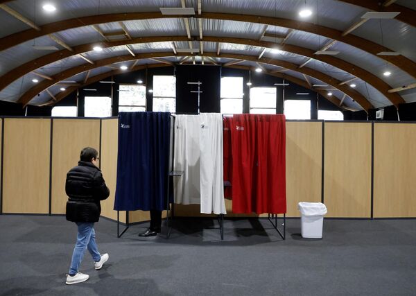 Голосование в первом туре президентских выборов во Франции на избирательном участке в Ле-Туке