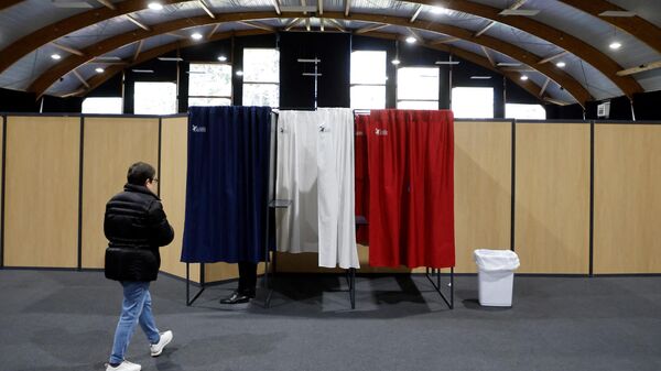 Голосование в первом туре президентских выборов во Франции на избирательном участке в Ле-Туке