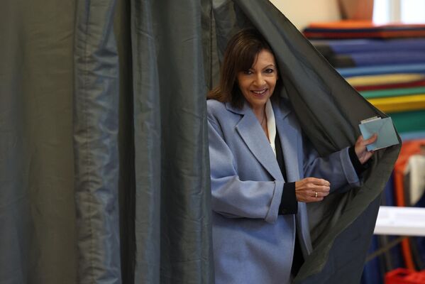 Мэр Парижа Анн Идальго голосует во время президентских выборов во Франции