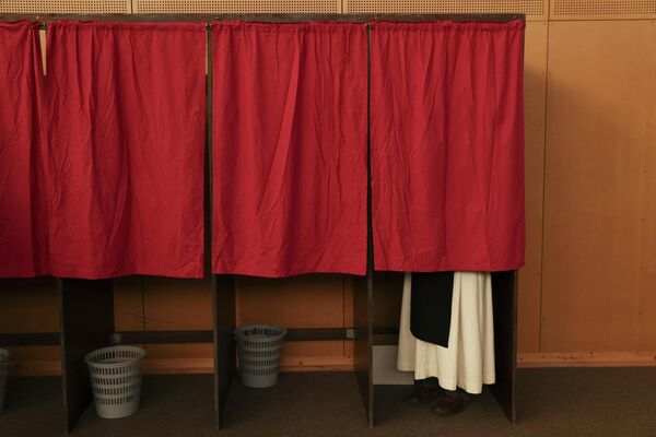 Монах-траппист во время голосования в первом туре президентских выборов во Франции