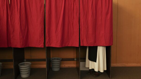 Монах-траппист во время голосования в первом туре президентских выборов во Франции
