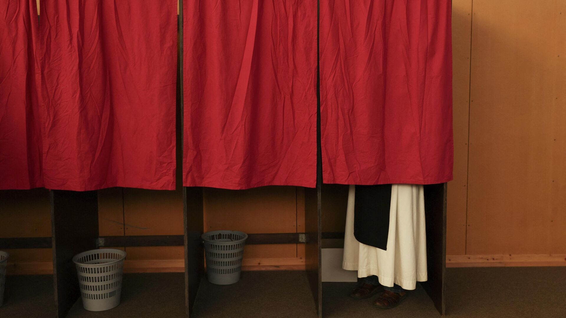 Монах-траппист во время голосования в первом туре президентских выборов во Франции - РИА Новости, 1920, 10.04.2022