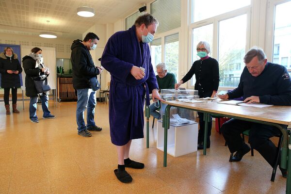 Мужчина на избирательном участке в Реймсе во время первого тура президентских выборов во Франции