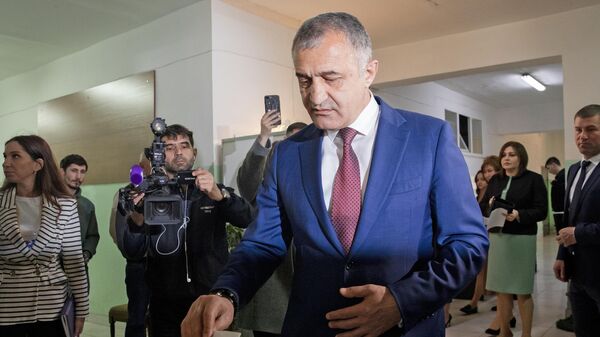 Действующий президент Южной Осетии Анатолий Бибилов голосует на выборах главы республики на избирательном участке №17 во Дворце спорта в Цхинвале