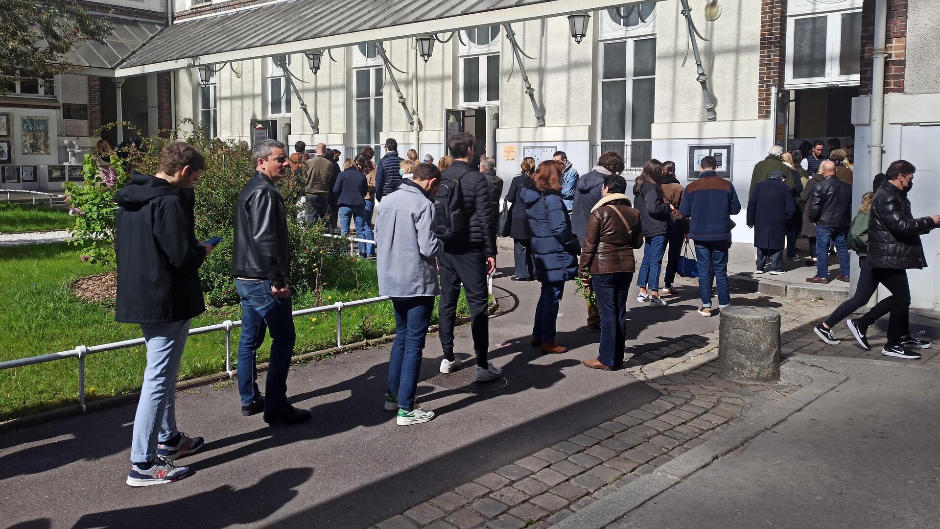 Люди стоят в очереди на избирательный участок в Париже - РИА Новости, 1920, 12.04.2022