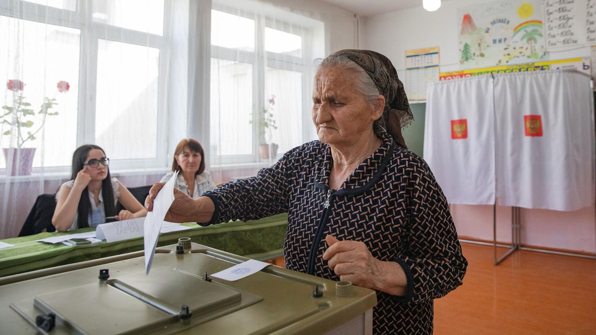 Жительница поселка Дзау голосует на выборах президента Южной Осетии на избирательном участке - РИА Новости, 1920, 10.04.2022