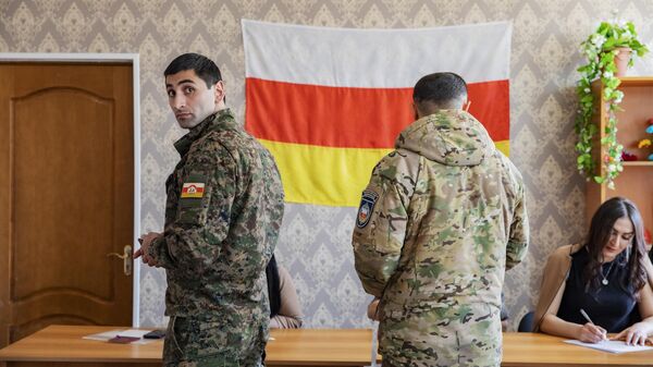 Военнослужащие на выборах президента Южной Осетии на избирательном участке №22 в здании детского сада в Цхинвале