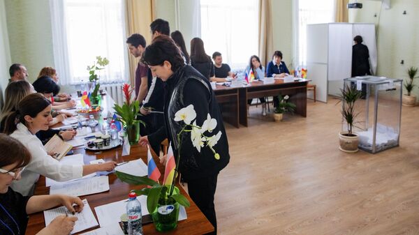 Люди на выборах главы республики Южная Осетия на избирательном участке №6 в Цхинвале
