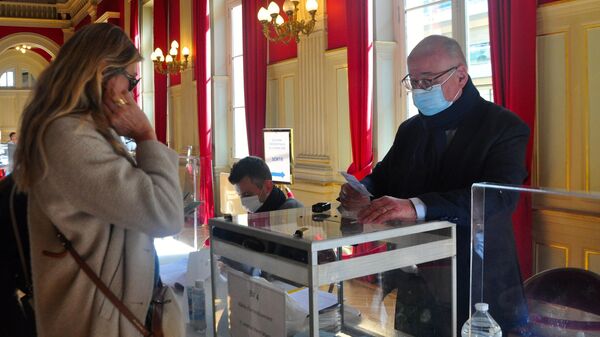 Дюпон-Эньян призвал голосовать за Ле Пен во втором туре выборов
