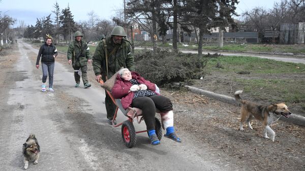 Бойцы НМ ДНР эвакуируют жителей Левобережного района Мариуполя