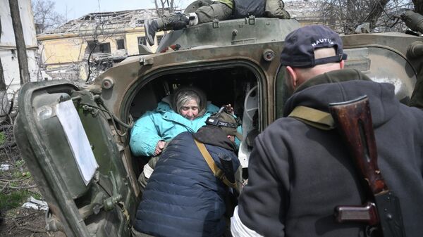  Бойцы НМ ДНР проводят эвакуацию мирных жителей Мариуполя