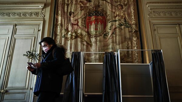 Женщина на избирательном участке в начальной школе в Бордо