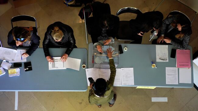 Голосование в первом туре президентских выборов во Франции на избирательном участке в Марселе
