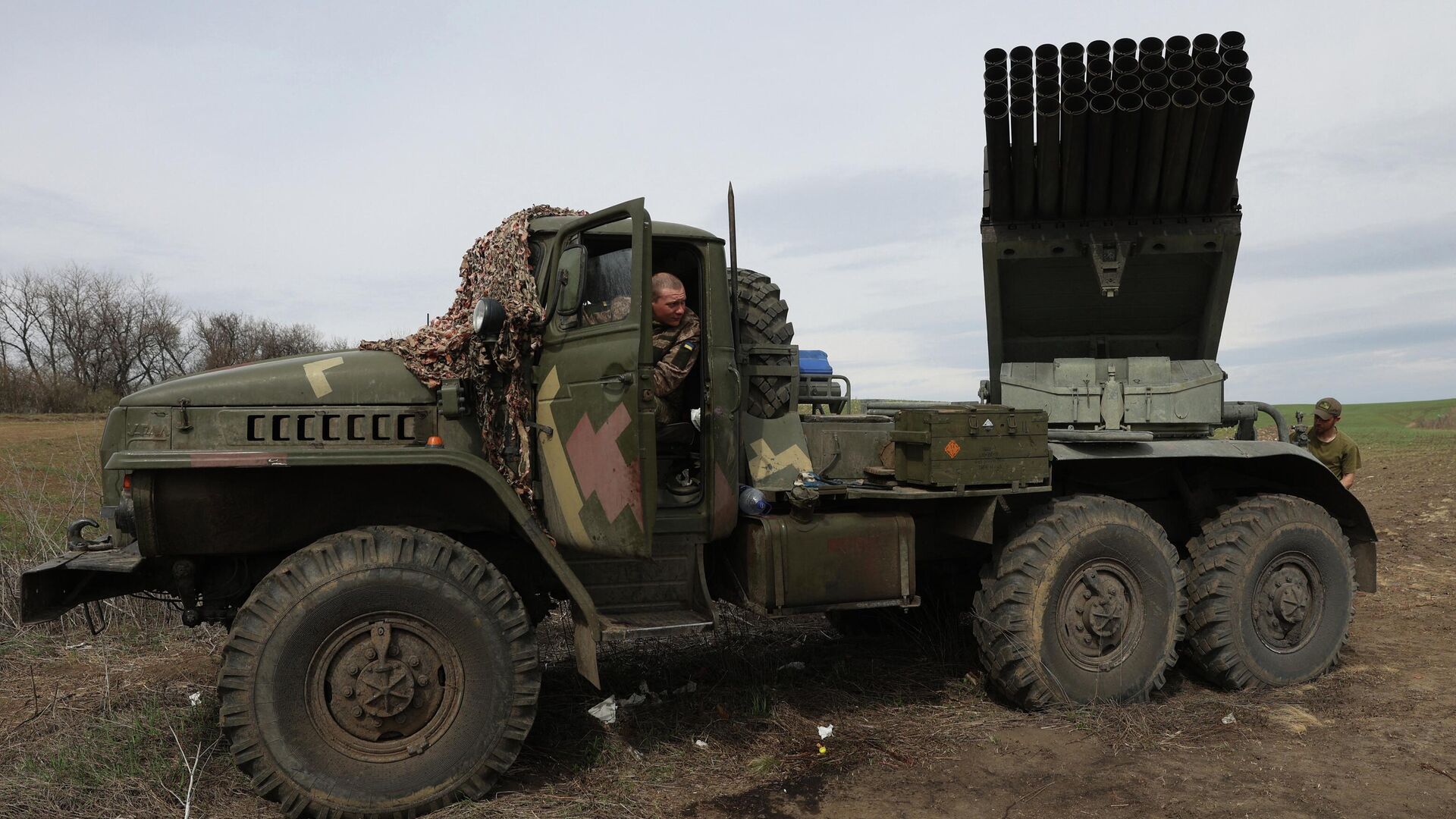 Украинская реактивная система залпового огня БМ-21 Град под Луганском - РИА Новости, 1920, 12.04.2022