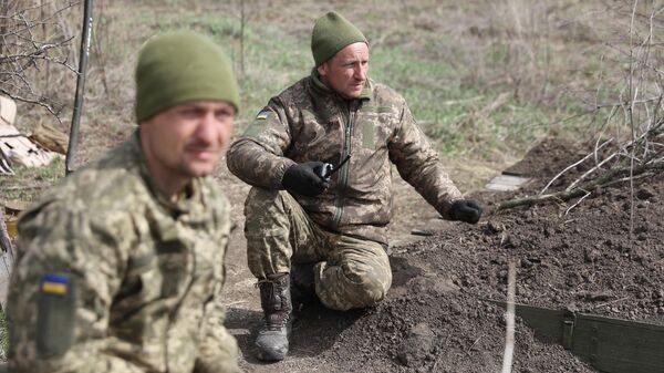 Украинские артиллеристы стоят на передовой под Луганском