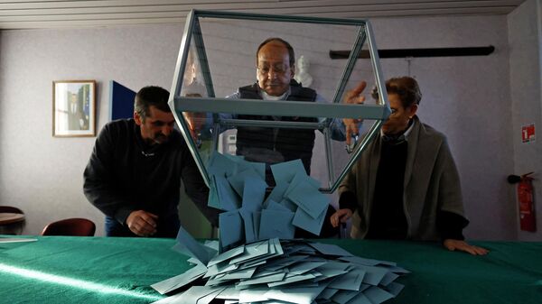  Подсчет бюллетеней после первого тура президентских выборов во Франции в Лаво-Сент-Анн