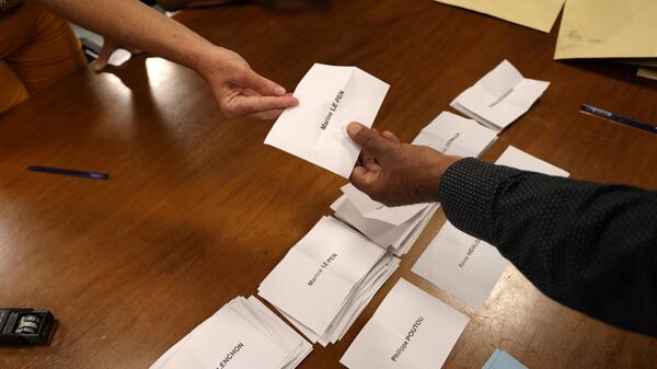Подсчет бюллетеней после первого тура президентских выборов во Франции на избирательном участке в департаменте Реюньон